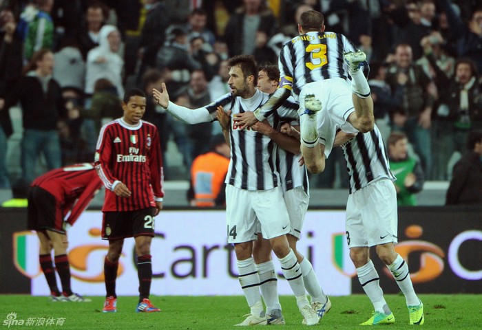 Vucinic có sút xa tuyệt đẹp cân bằng tỷ số cho Juventus